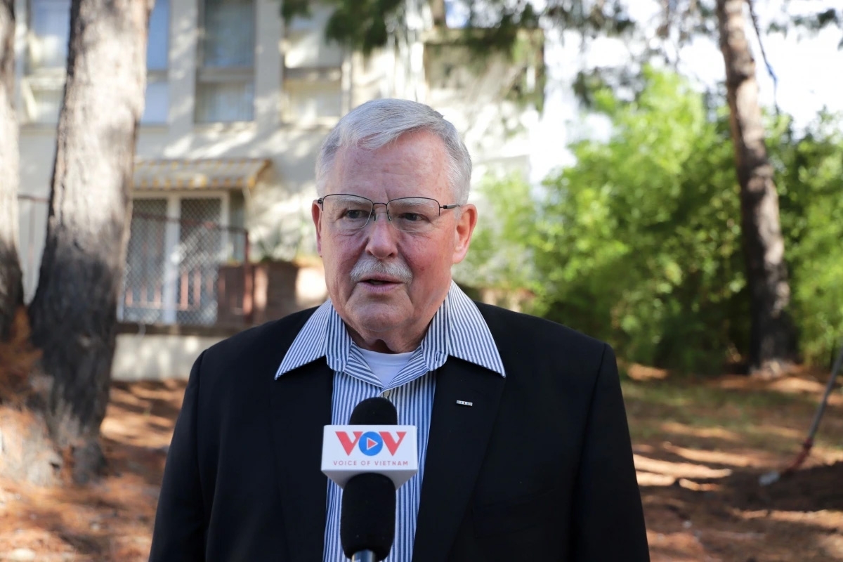 Giáo sư Carl Thayer.