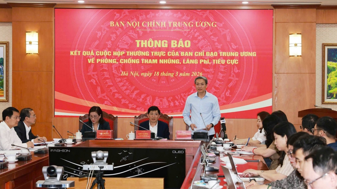 Thiếu tướng Nguyễn Quốc Toản - Chánh văn phòng, Người phát ngôn Bộ Công an trao đổi tại cuộc họp. Ảnh: Đặng Phước