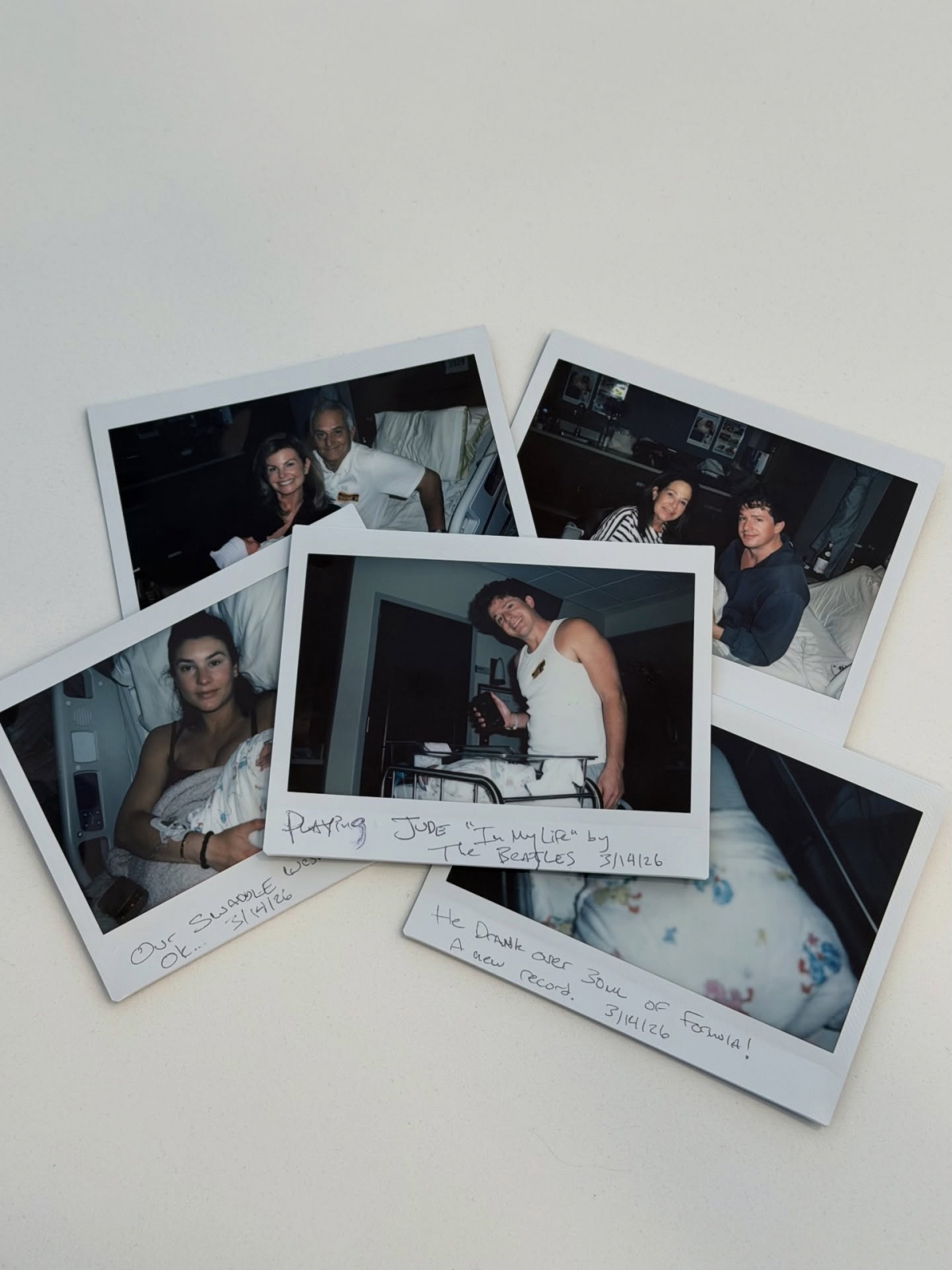 Charlie Puth và Brooke Sansone Puth lưu giữ kỷ niệm đầu tiên bên con.