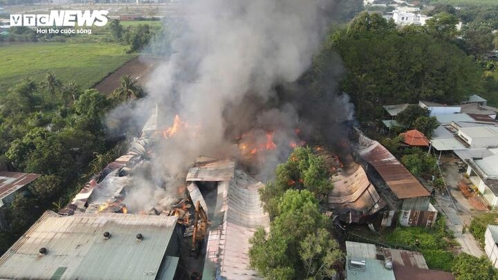 Nhà kho cháy nằm gần khu dân cư ở phường Biên Hòa, Đồng Nai.