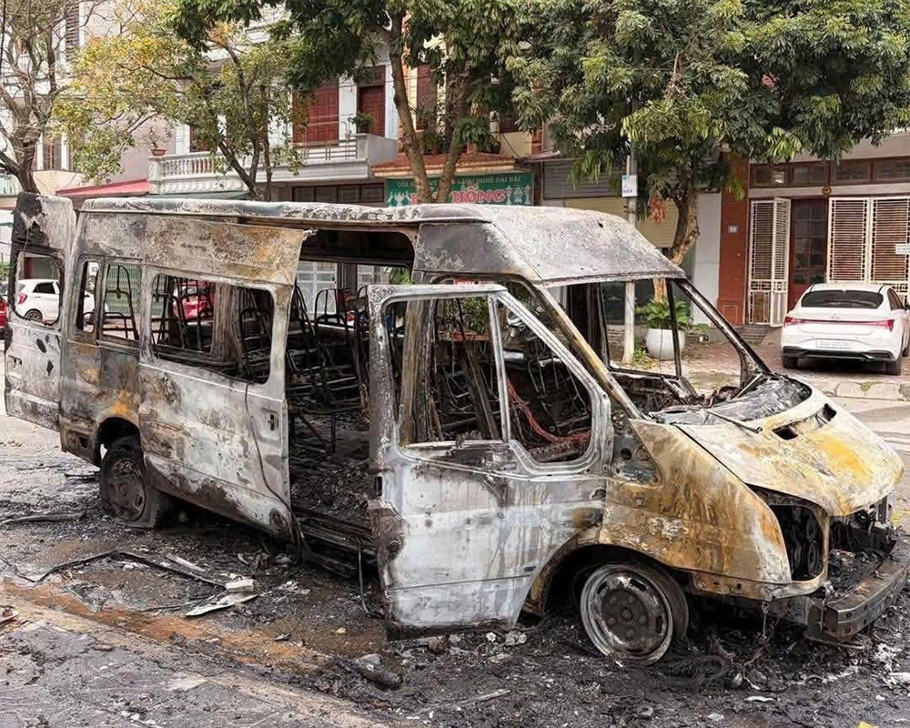 Chiếc xe ô tô bị cháy rụi