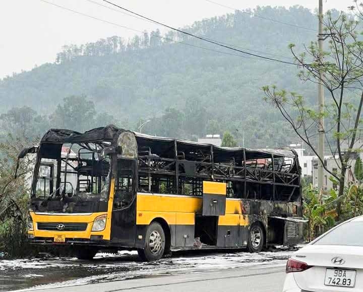Chiếc xe ô tô bị ngọn lửa thiêu rụi