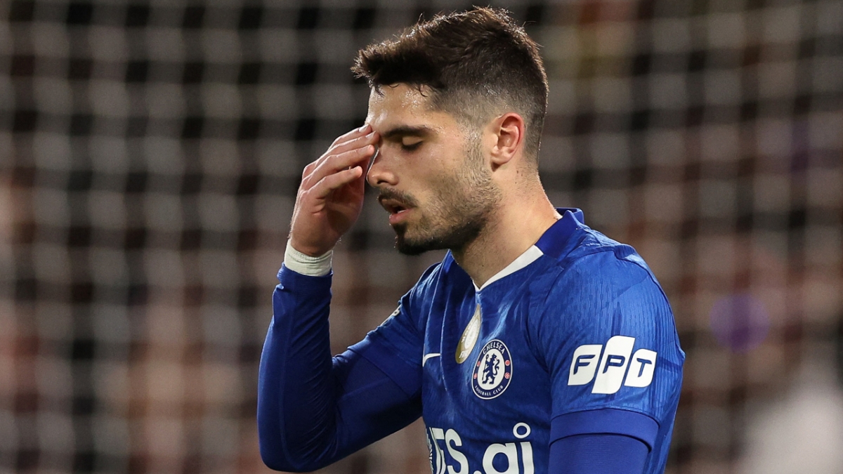 Chelsea gặp thêm khó khăn sau trận thua PSG (Ảnh: Reuters)