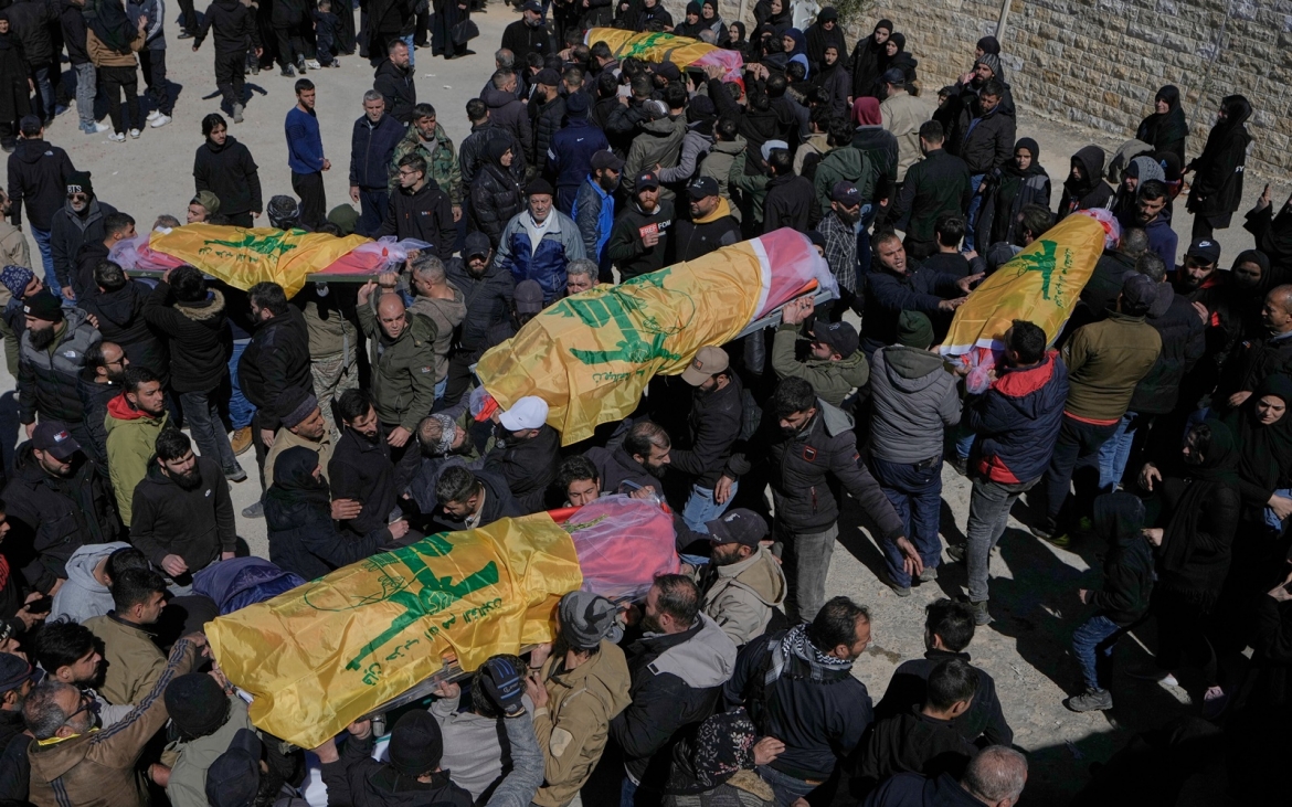 Tang lễ chiến binh Hezbollah tử trận trong xung đột với Israel ở Lebanon. Ảnh: AP.