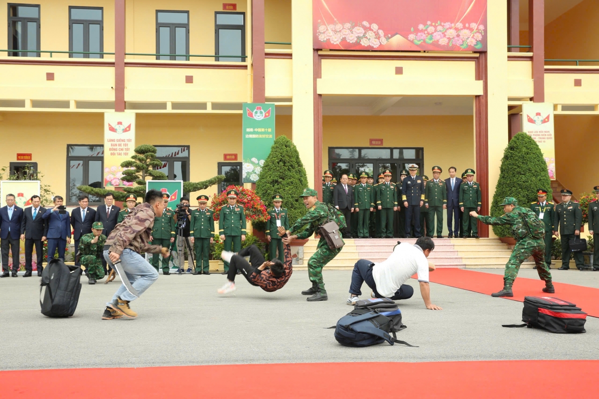 Khi tiếp cận mục tiêu, chó nghiệp vụ được lệnh tấn công, khống chế đối tượng, tạo điều kiện để tổ công tác áp sát, vây bắt các đối tượng.