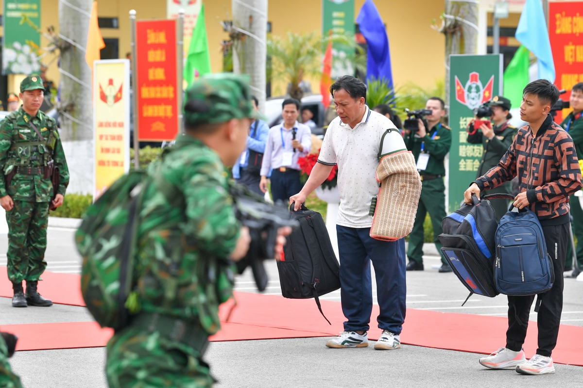 Tình huống giả định đưa ra là có một nhóm người mang theo chất ma túy, xâm nhập trái phép vào lãnh thổ Việt Nam. 
