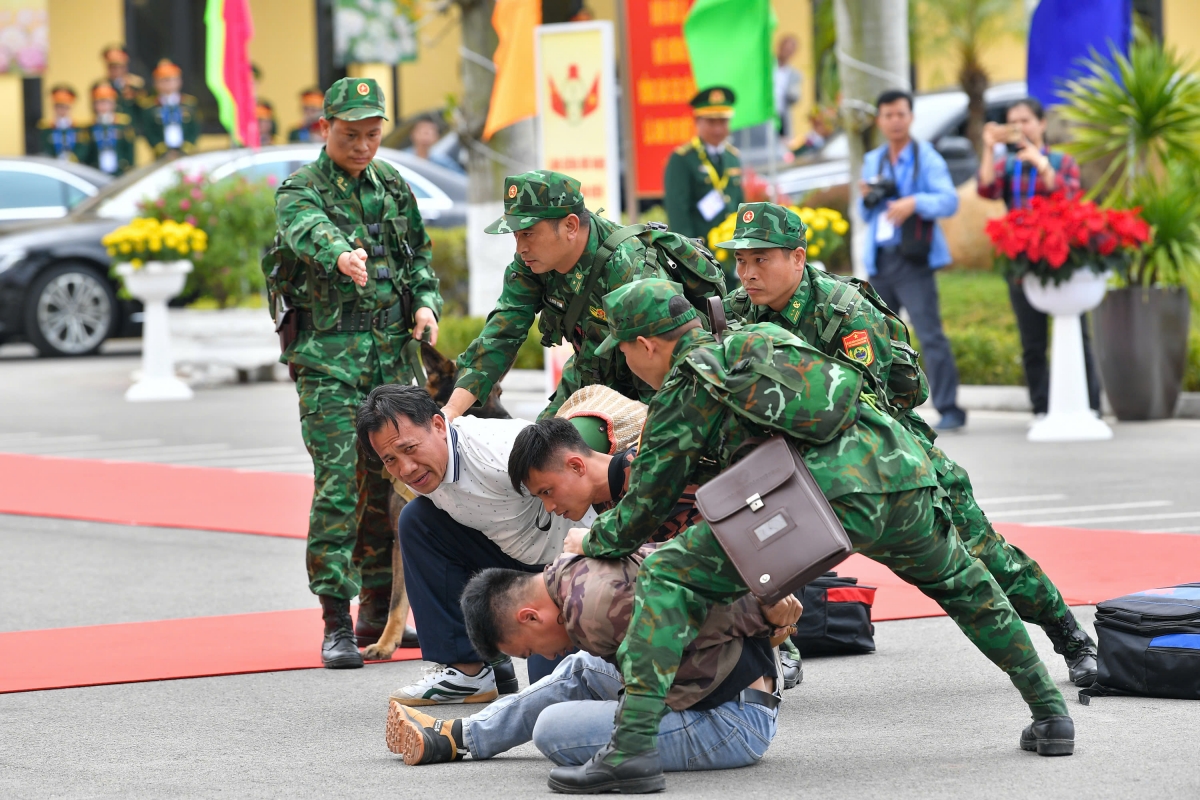 Các đối tượng vận chuyển ma túy đã bị tóm gọn. Toàn bộ quy trình được thực hiện thuần thục, chính xác, thể hiện rõ tính cơ động, hiệu quả cao trong đấu tranh phòng, chống tội phạm ma túy trên tuyến biên giới.