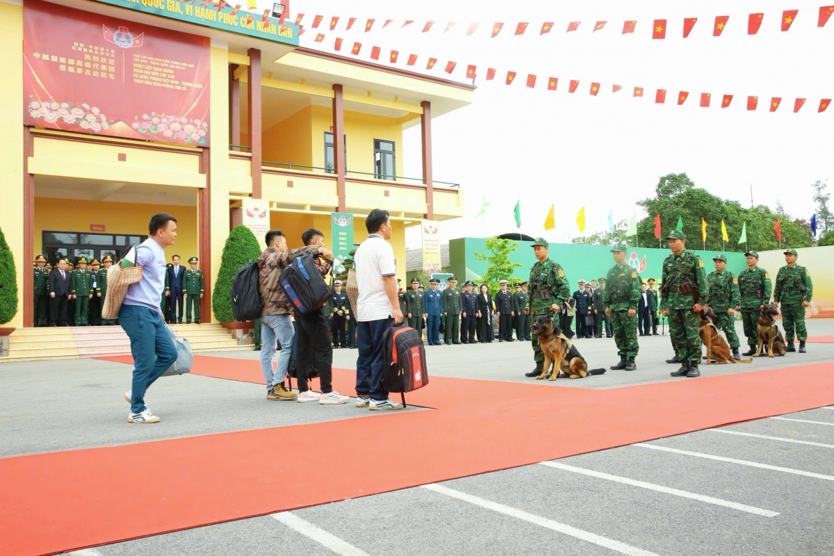 Lực lượng Bộ đội Biên phòng yêu cầu các đối tượng cho kiểm tra ba lô, túi xách. 