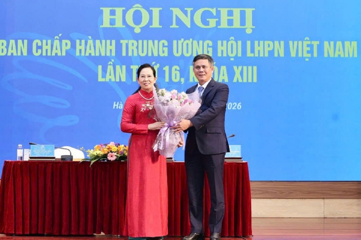 Ông Trần Thắng, Phó Bí thư Đảng ủy MTTQ, các đoàn thể Trung ương, chúc mừng tân Chủ tịch Hội Liên hiệp Phụ nữ Việt Nam Lê Thị Thủy. (Ảnh: Thu Hà)