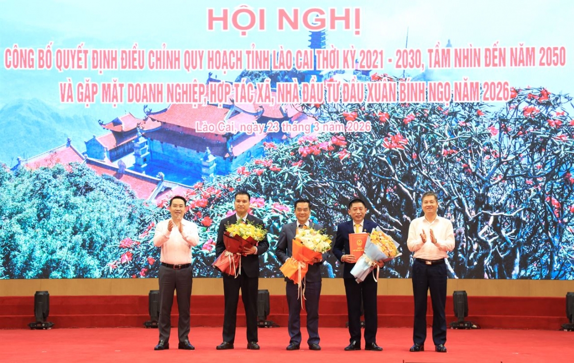 Chủ tịch UBND tỉnh Lào Cai Nguyễn Tuấn Anh (ngoài cùng bên trái) trao Quyết định chấp thuận chủ trương đầu tư cho các dự án đầu năm 2026