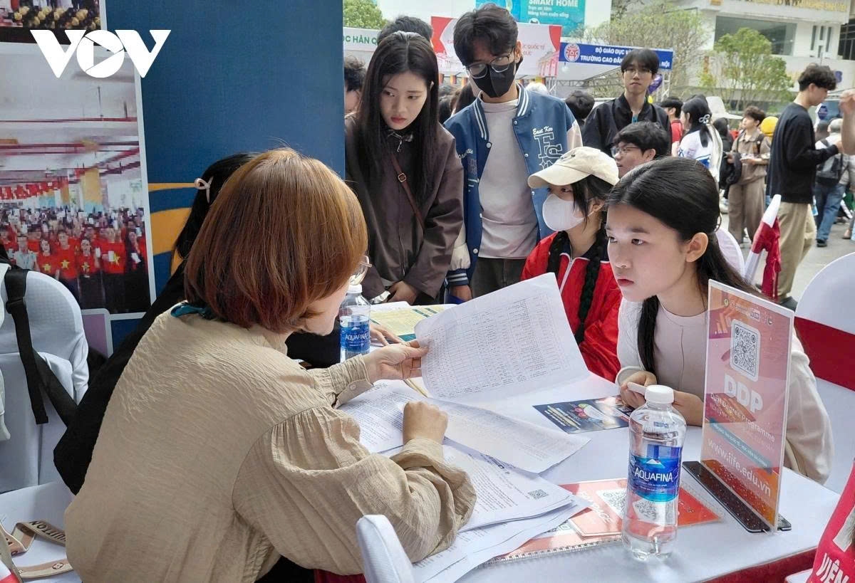 Sở hữu chứng chỉ ngoại ngữ quốc tế giúp thí sinh có thể được miễn thi môn Ngoại ngữ trong kỳ thi tốt nghiệp THPT và tạo lợi thế khi xét tuyển đại học (Ảnh minh họa)