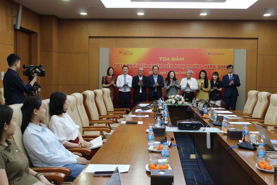 Các đại biểu chụp ảnh kỷ niệm.