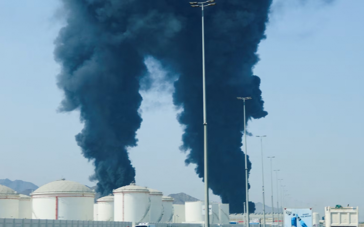 Một cơ sở dầu tại UAE bốc cháy sau khi trúng hỏa lực Iran vào giữa tháng 3/2206, trong bối cảnh xung đột giữa Mỹ - Israel và Iran. Ảnh: Reuters.
