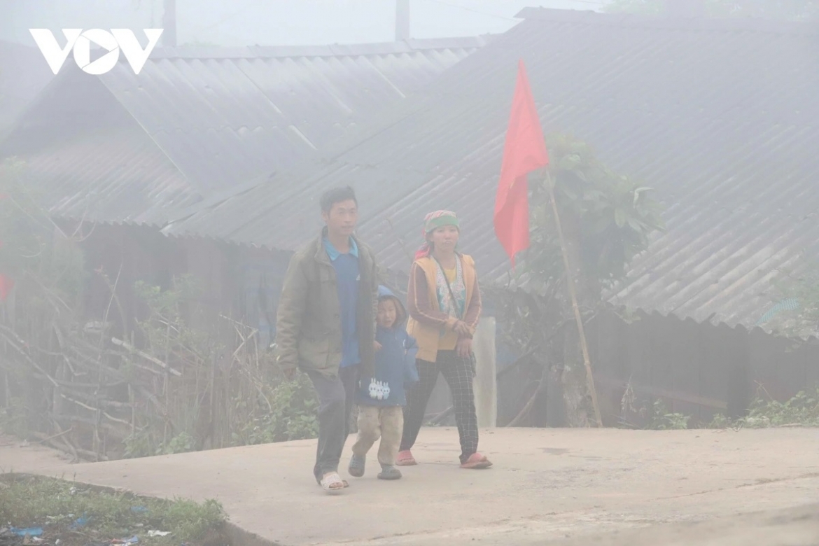 Là địa bàn đặc biệt khó khăn, đường sá cách trở, nhiều cử tri các dân tộc tại điểm bầu cử Cửa Rừng – Khu vực bỏ phiếu số 3, xã Co Mạ, tỉnh Sơn La phải vượt quãng đường dài, băng qua suối, dốc đá, nhưng tinh thần tham gia ngày hội lớn của đất nước vẫn rộn ràng nơi bản Mông vùng cao.