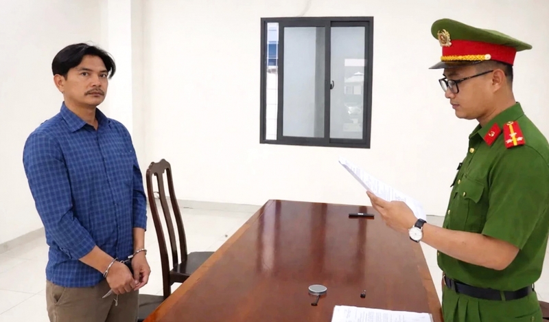 Cơ quan CSĐT, Công an tỉnh Khánh Hòa tống đạt quyết định khởi tố bị can và thi hành lệnh bắt tạm giam đối với Trần Văn Bình.