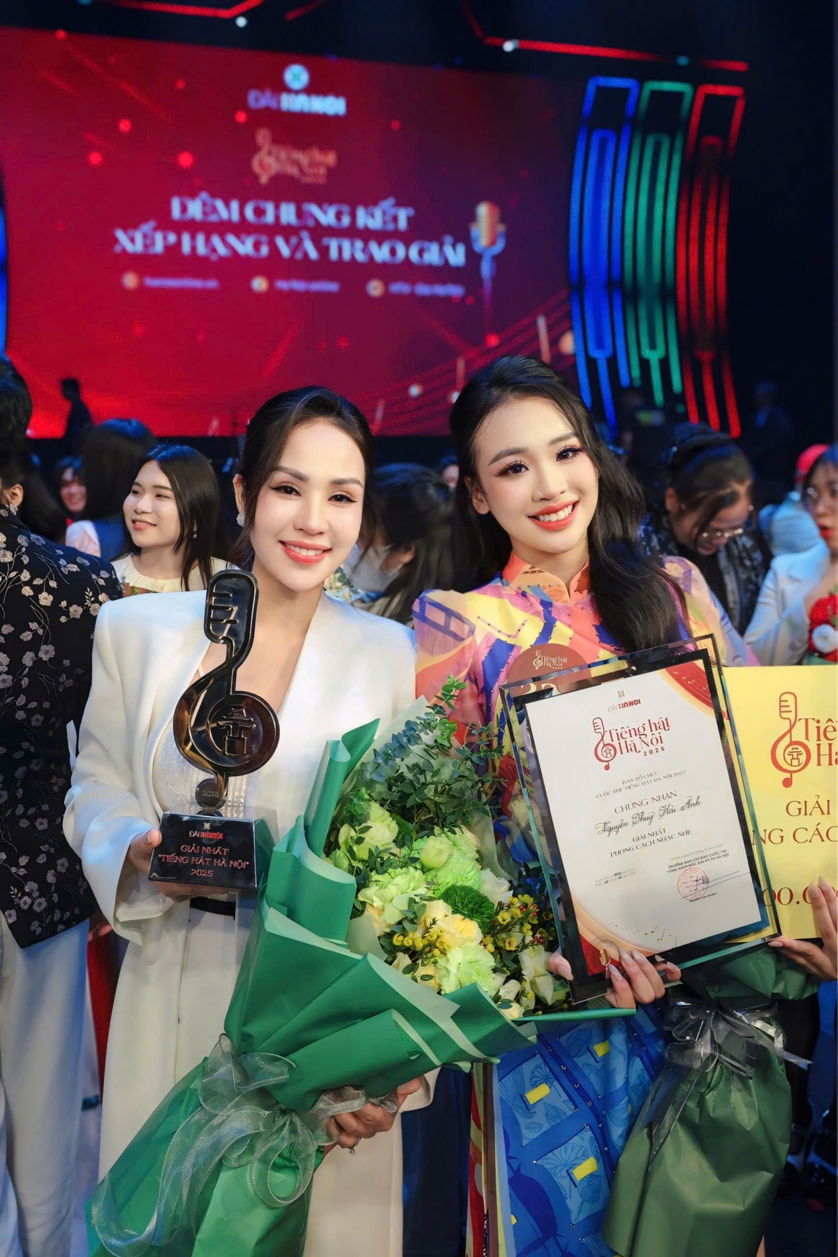 Hải Anh và cô giáo Khánh Ly