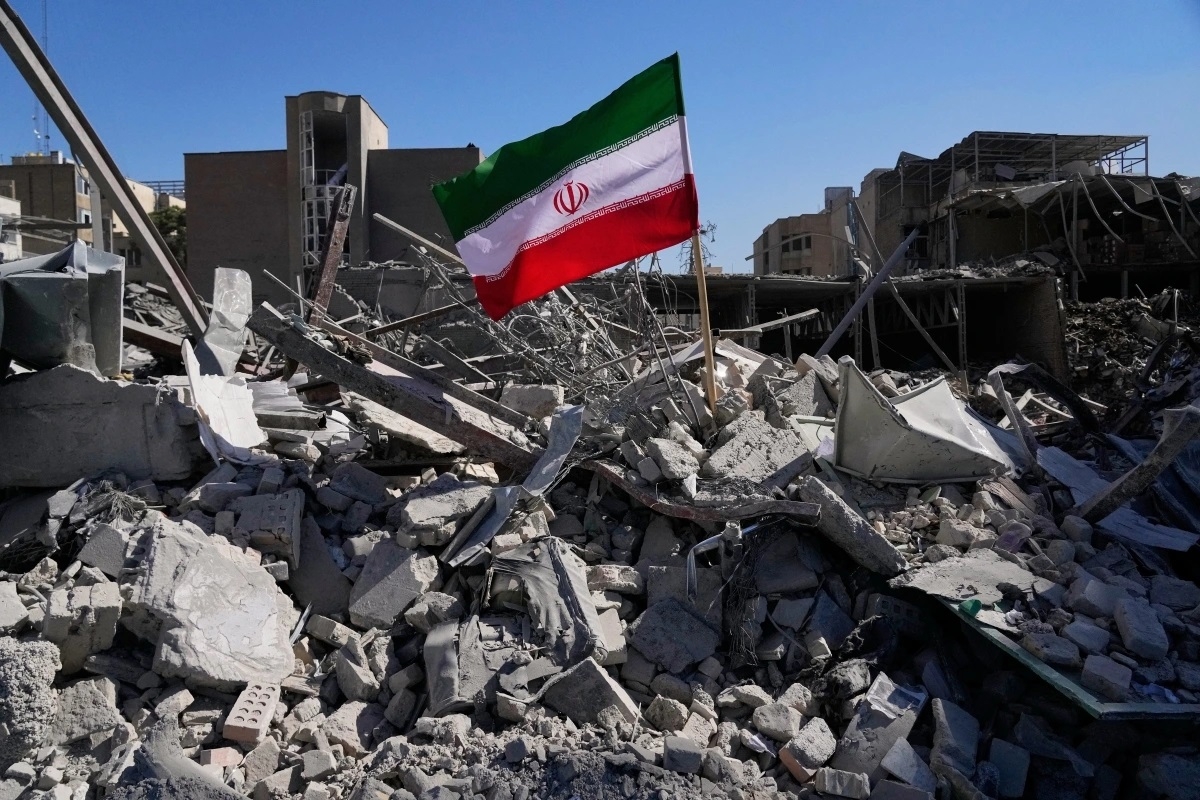Một lá cờ của Iran được cắm giữa đống đổ nát sau cuộc không kích của Mỹ và Israel ngày 3/3/2026. (Ảnh: AP)