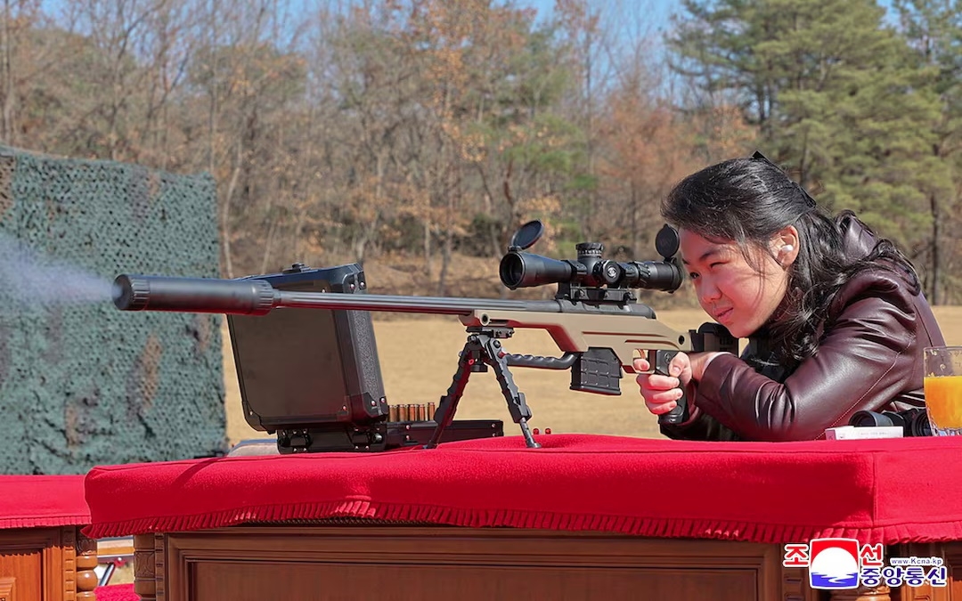 Con gái Lãnh tụ Triều Tiên Kim Jong Un thử súng bắn tỉa. Ảnh minh họa: KCNA.