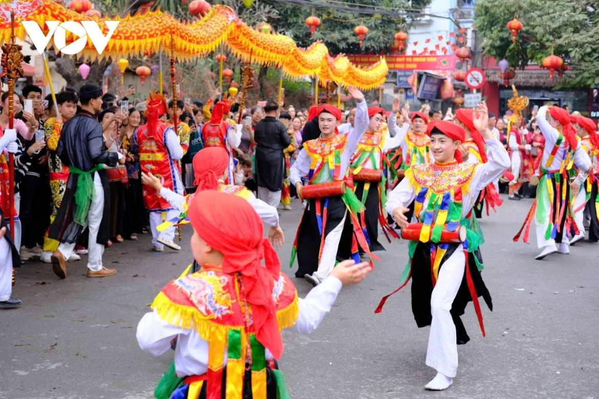 Múa “Con đĩ đánh bồng” tại Hội làng Triều Khúc.