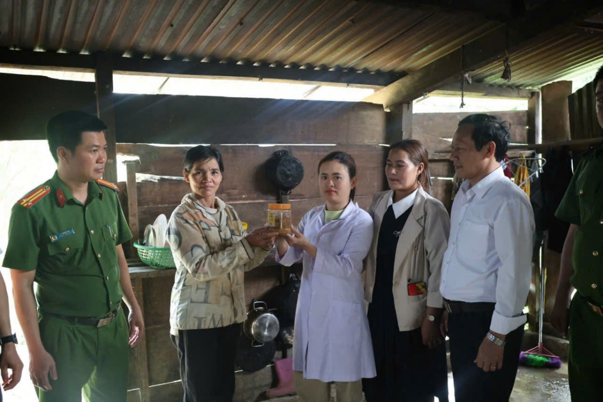 Công an và nhân viên y tế xã Phước Năng, TP Đà Nẵng khuyến cáo người dân không ăn cá ủ chua không đảm bảo an toàn. 