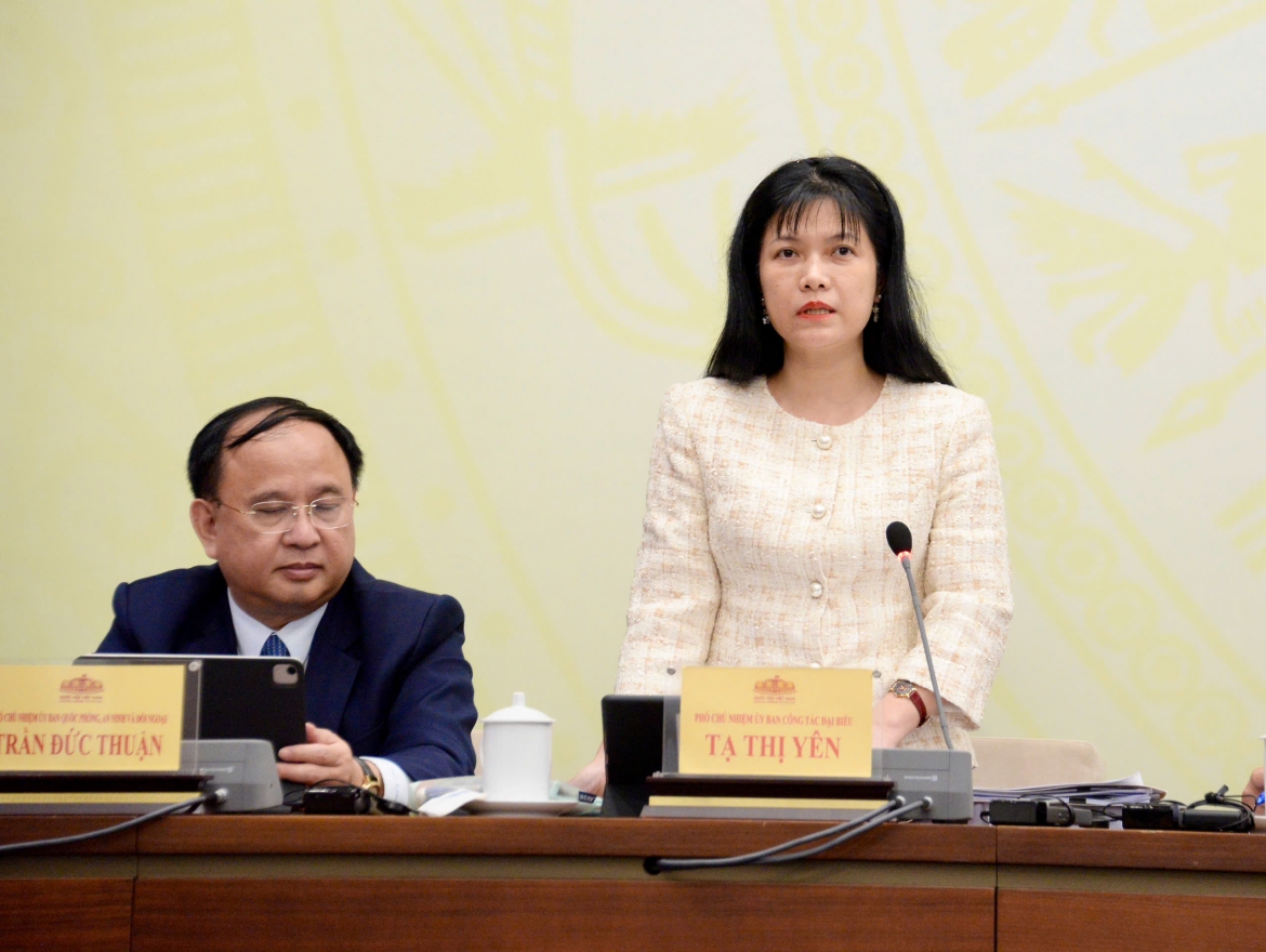 Bà Tạ Thị Yên, Phó Chủ nhiệm Ủy ban Công tác đại biểu, Phó Chánh văn phòng Hội đồng bầu cử quốc gia phát biểu.