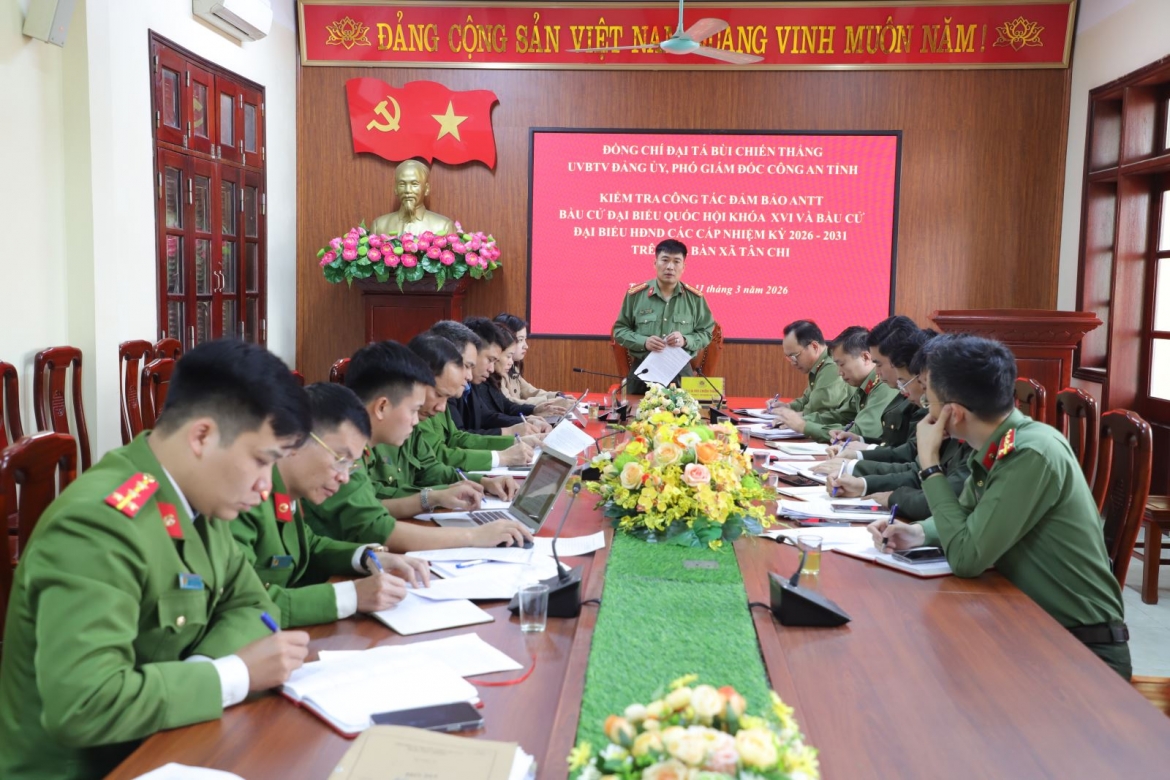 Đại tá Bùi Chiến Thắng - Phó Giám đốc Công an tỉnh Bắc Ninh kiểm tra công tác bảo đảm ANTT bầu cử một số xã trên địa bàn