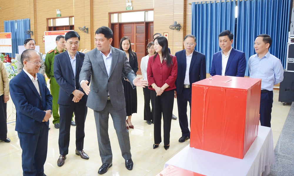 Bí thư Tỉnh ủy Bắc Ninh Nguyễn Hồng Thái trao đổi với cán bộ tổ dân phố số 1, phường Võ Cường về bố trí khu vực cử tri bỏ phiếu. 
