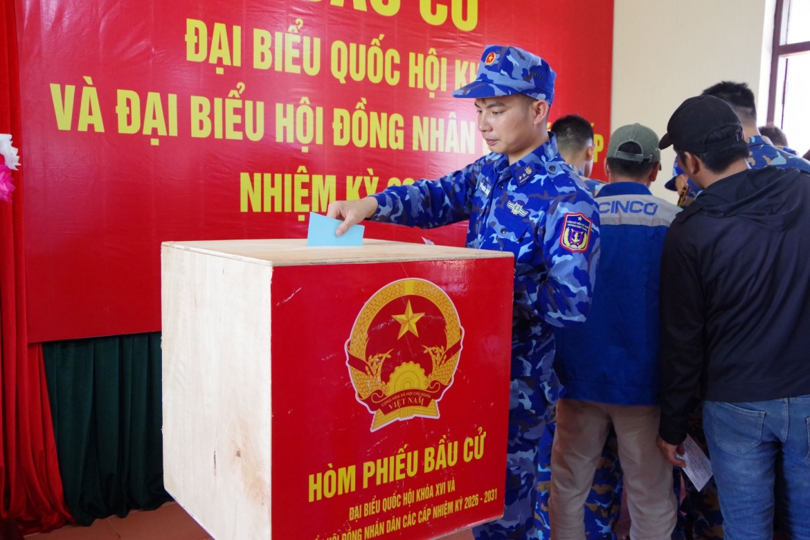 Cán bộ, chiến sĩ Tàu CSB 8002 tham gia bầu cử tại Đặc khu Trường Sa