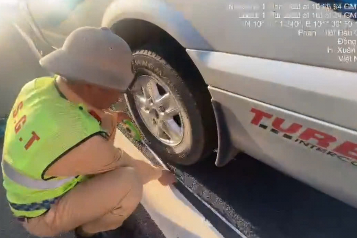 CSGT đo khoảng cách từ điểm đặt cảnh báo đến phương tiện. Ảnh cắt từ clip