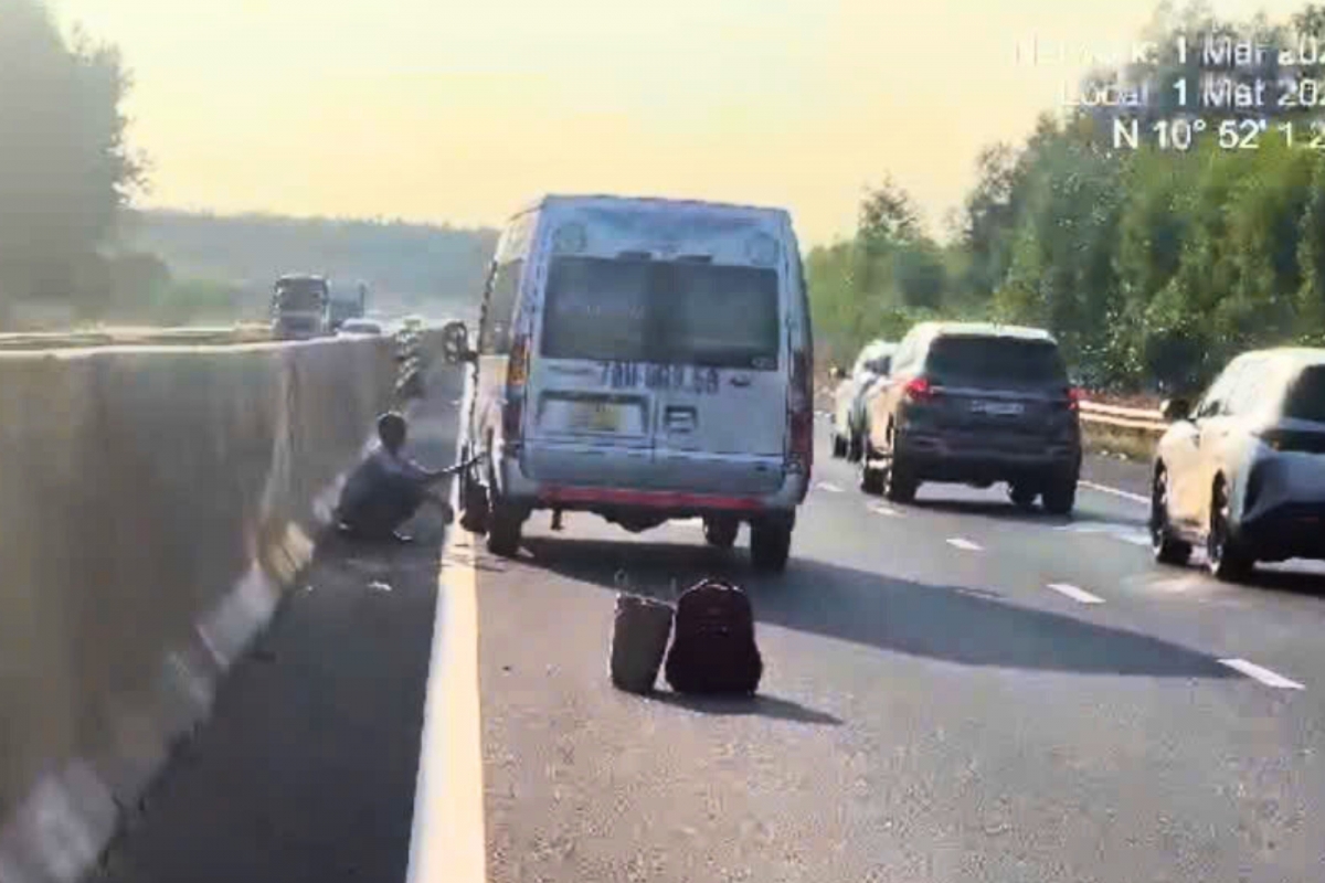 Một trường hợp xe gặp sự cố trên cao tốc nhưng đặt cảnh báo chỉ cách ô tô 12,8m. Ảnh cắt từ clip