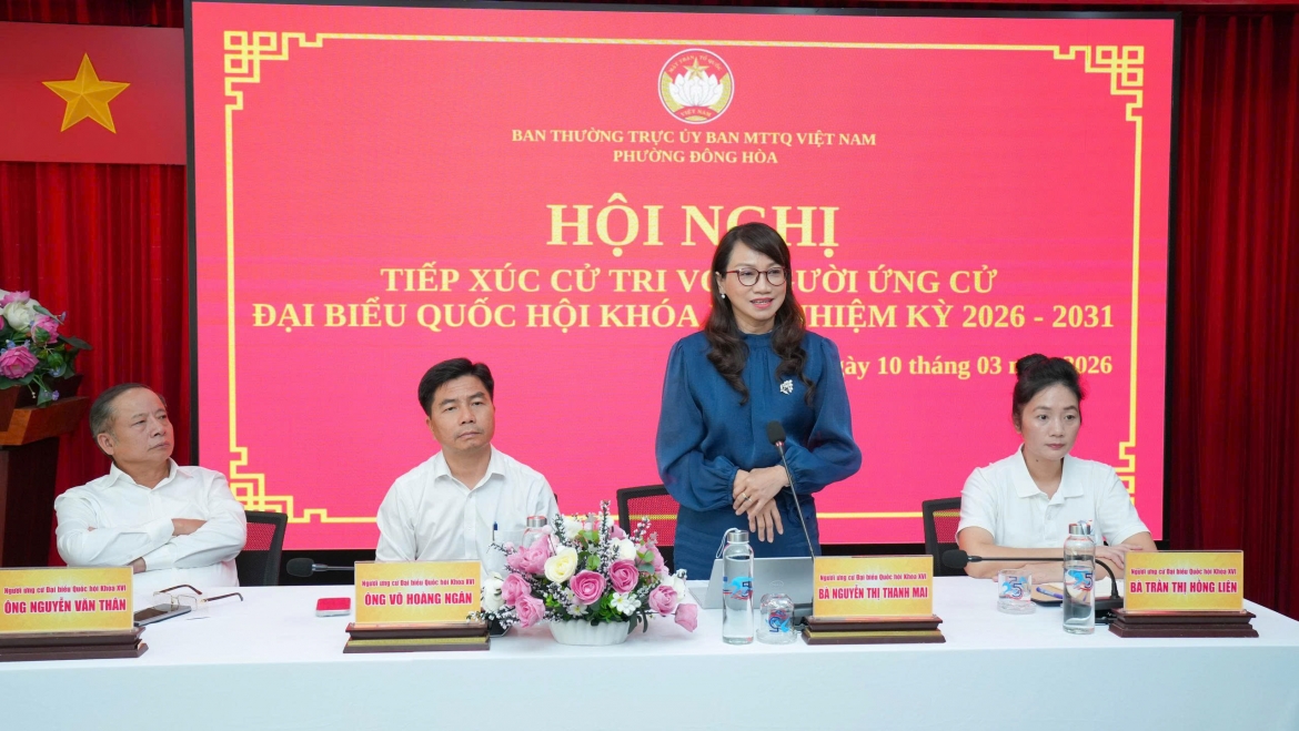 Các ứng cử viên đại biểu Quốc hội khoá XVI tiếp xúc cử tri tại KTX Đại học Quốc gia TP.HCM (ảnh: đơn vị cung cấp)