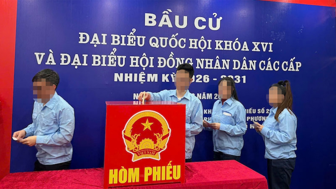Những lá phiếu đầu tiên đã được các cử tri “đặc biệt” của Trại tạm giam số 1, Công an TP Hà Nội bỏ vào hòm phiếu.