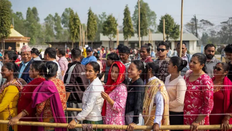 Cử tri Nepal xếp hàng đi bầu cử ngày 5.3 (Ảnh Reuters)