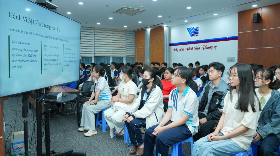 Sinh viên tại KTX Đại học Quốc gia TP.HCM trong chương trình "Cử tri trẻ với ngày hội non sông", tìm hiểu các quy định về bầu cử (ảnh: đơn vị cung cấp)