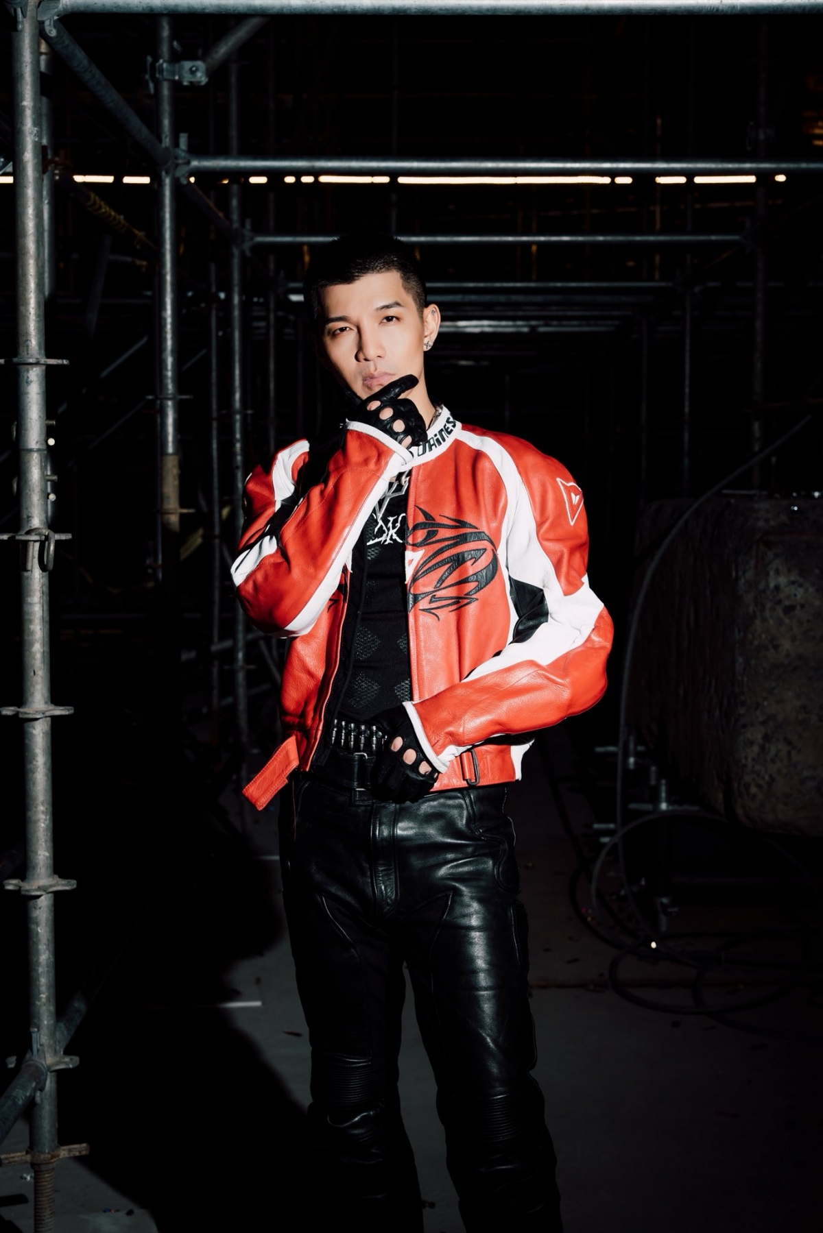 Cường Seven gây ấn tượng với loạt ảnh mang phong cách mạnh mẽ, nam tính, thể hiện hình ảnh năng động và cá tính quen thuộc của nam nghệ sĩ.