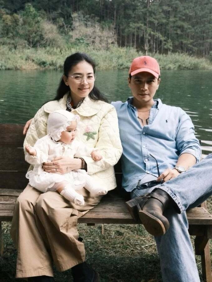 Diễn viên Ngô Thanh Vân và ông xã Huy Trần lần đầu đưa con gái - bé Gạo - đi chơi Đà Lạt, cho bé tận hưởng không khí lạnh mùa xuân.