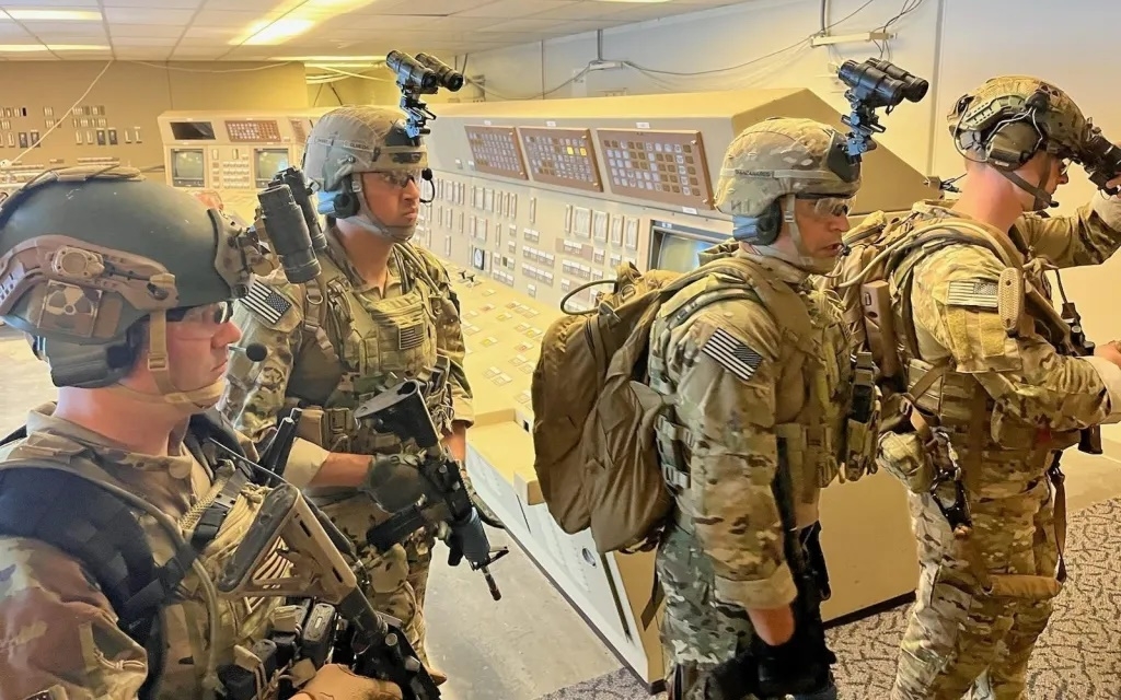 Lính đặc nhiệm Mỹ diễn tập trong một nhà máy điện hạt nhân. Ảnh: Lục quân Mỹ.