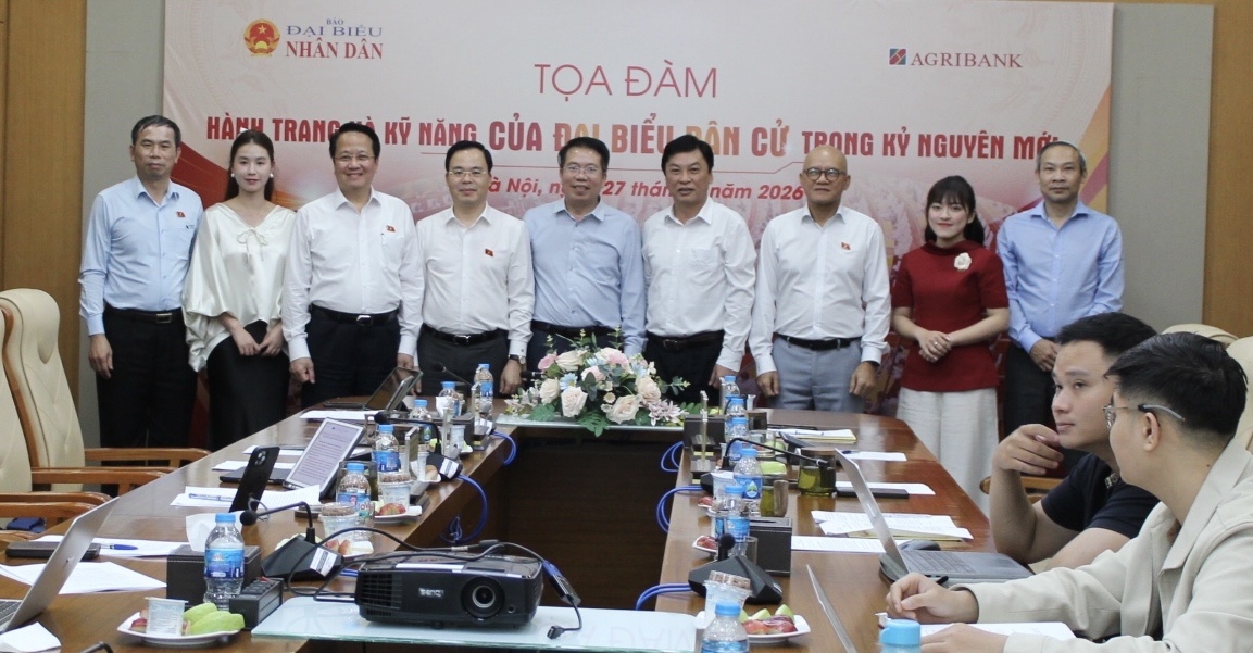 Các đại biểu tham dự tọa đàm chụp ảnh kỷ niệm.