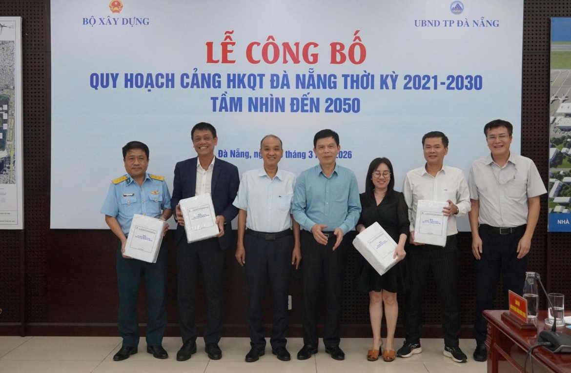 Đại diện Bộ Xây dựng bàn giao hồ sơ quy hoạch Cảng Hàng không quốc tế Đà Nẵng cho các sở, ngành thành phố Đà Nẵng và đơn vị có liên quan.