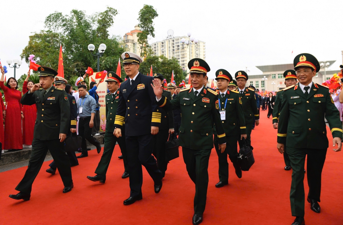 Lễ đón diễn ra trong không khí thắm tình hữu nghị, với đông đảo nhân dân và các cháu học sinh vẫy cờ, hoa, hô vang khẩu hiệu "Việt - Trung hữu nghị, Việt - Trung đoàn kết" chào đón đoàn đại biểu Trung Quốc dọc hai bên cầu Bắc Luân 1. 