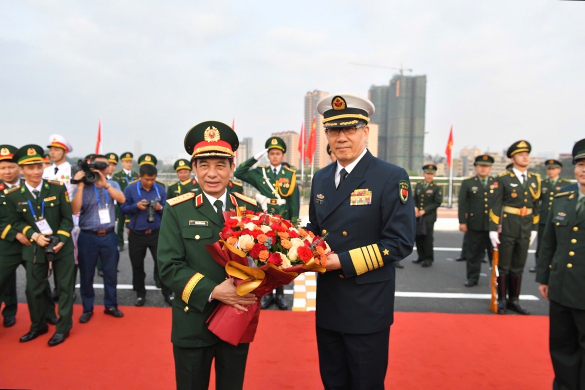 Thượng tướng Đổng Quân - Bộ trưởng Bộ Quốc phòng Trung Quốc chủ trì Lễ đón Đại tướng Phan Văn Giang và Đoàn đại biểu Việt Nam sang Trung Quốc tham dự các hoạt động trong khuôn khổ Giao lưu.
