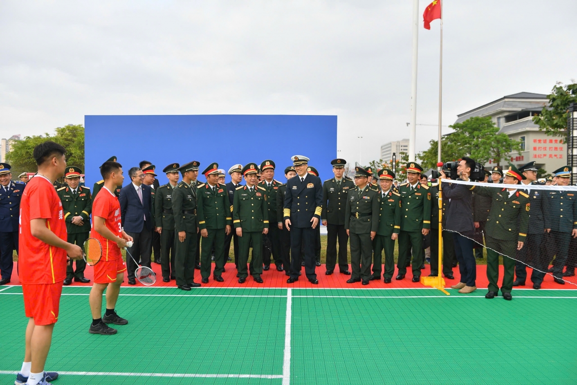 Hai bên giao lưu thể thao. 