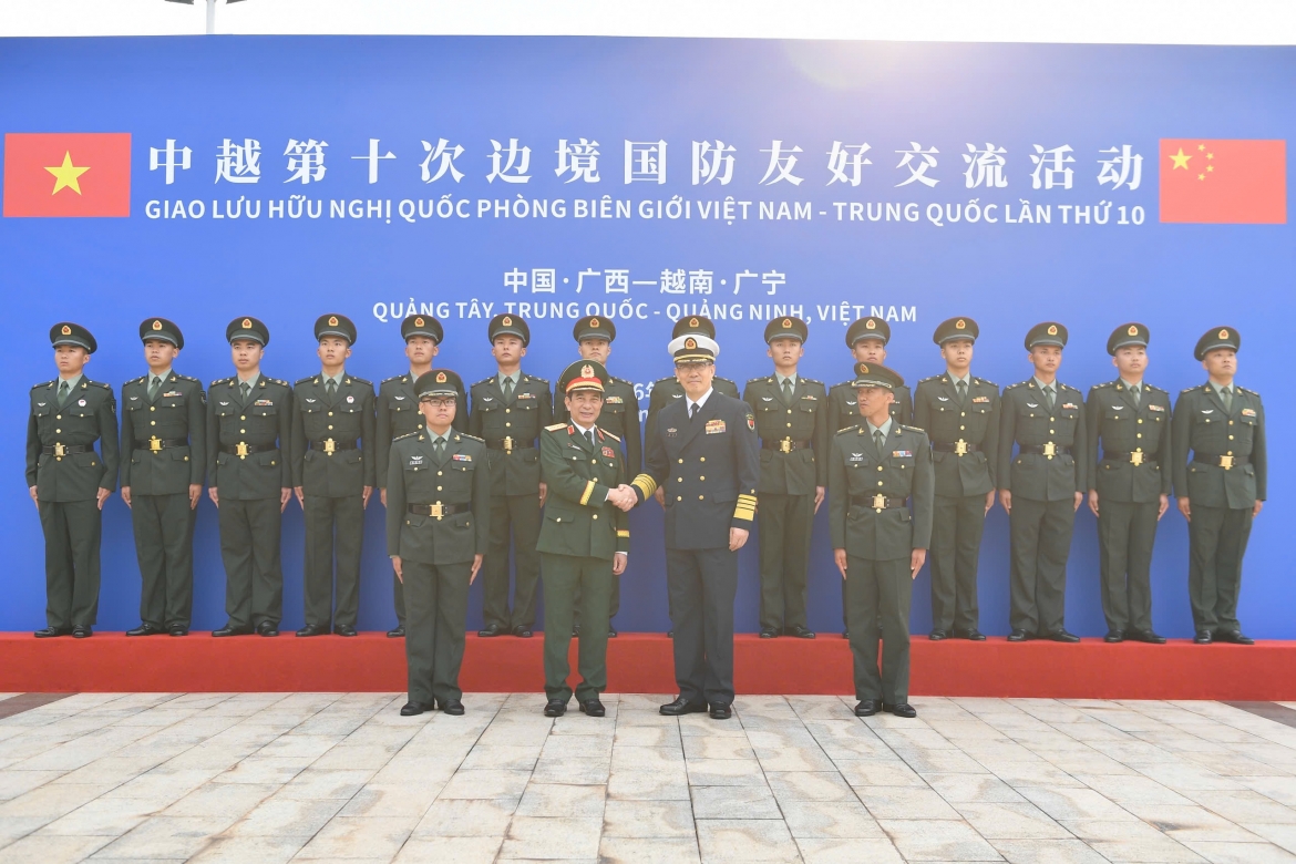 Bộ trưởng Bộ Quốc phòng hai nước chụp ảnh lưu niệm cùng các cán bộ, chiến sĩ Đại đội Biên phòng Đông Hưng. 