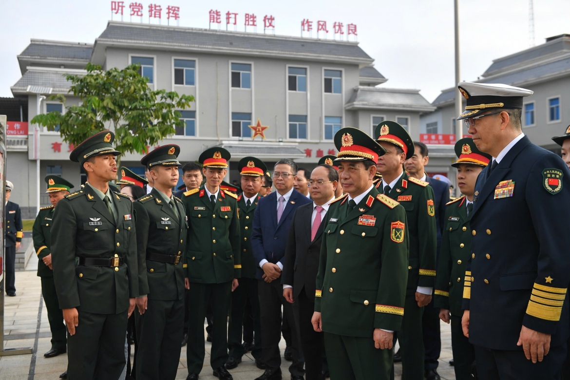 Đại đội Biên phòng Đông Hưng được thành lập vào tháng 9/1969, chủ yếu phụ trách công tác quản lý và kiểm soát khoảng 30km đường biên giới. Doanh trại của đại đội có diện tích khoảng 70 mẫu (tương đương khoảng 46.700m2), gồm 4 tòa nhà doanh trại, biên chế dưới quyền có 3 trung đội. Ngoài ra còn xây dựng các cơ sở hạ tầng như thao trường huấn luyện chiến thuật và sân tập thể lực.