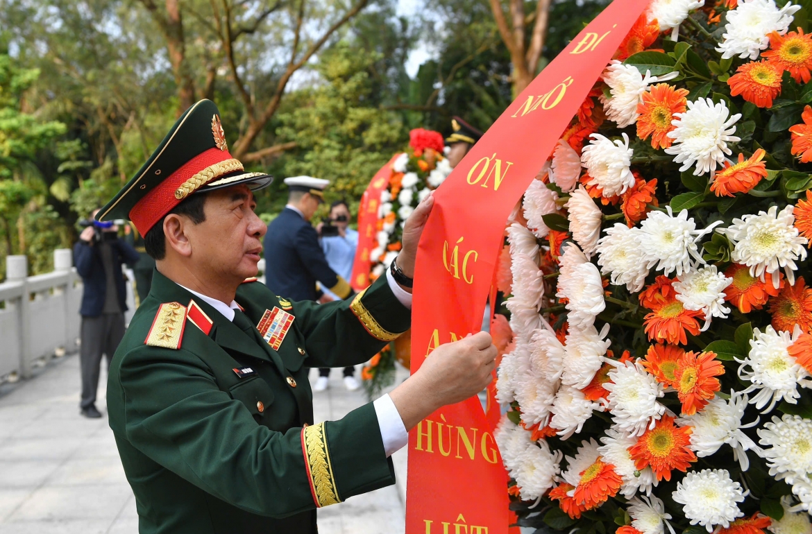 Tại đây, Đại tướng Phan Văn Giang và Thượng tướng Đổng Quân cùng các đại biểu đã dâng vòng hoa trước Đài tưởng niệm liệt sĩ cách mạng nhân dân Việt - Trung.
