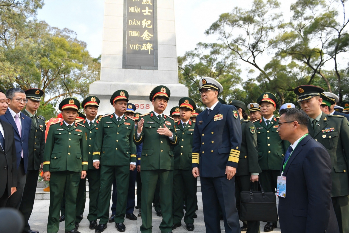 Bia tưởng niệm nằm trong công viên Hữu nghị nhân dân Việt - Trung tại thành phố Đông Hưng. Công viên có diện tích hơn 10 mẫu (tương đương 6.700m2), được xây dựng nhằm tưởng niệm các liệt sĩ cách mạng của hai nước Việt Nam và Trung Quốc đã anh dũng hy sinh trong cuộc đấu tranh chung chống chủ nghĩa thực dân. Trong ảnh: Các đại biểu đã thể hiện sự xúc động trước tấm bia đá tại Đài tưởng niệm khắc tên các liệt sĩ cách mạng nhân dân. 