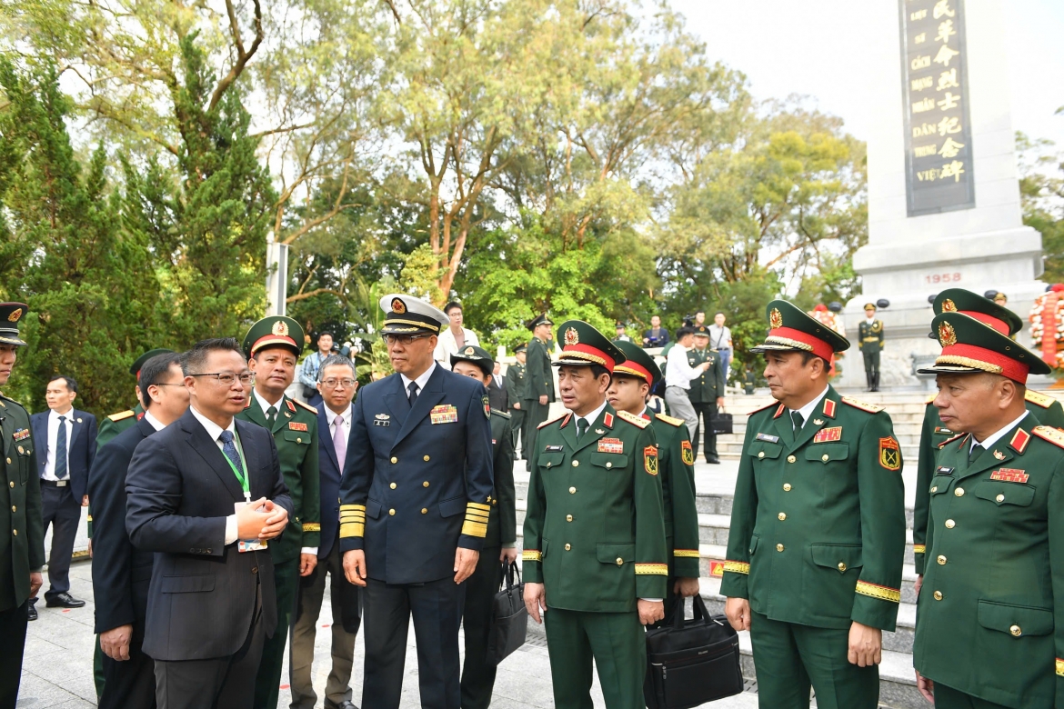 Đây là một trong những cơ sở giáo dục lòng yêu nước đầu tiên của khu tự trị dân tộc Choang Quảng Tây. Ở mặt trước phía Đông và phía Tây của bia tưởng niệm khắc tên 9 liệt sĩ phía Việt Nam và 23 liệt sĩ phía Trung Quốc. Mặt sau của bia giới thiệu bối cảnh hai nước cùng chiến đấu, ca ngợi tình hữu nghị giữa nhân dân hai nước.