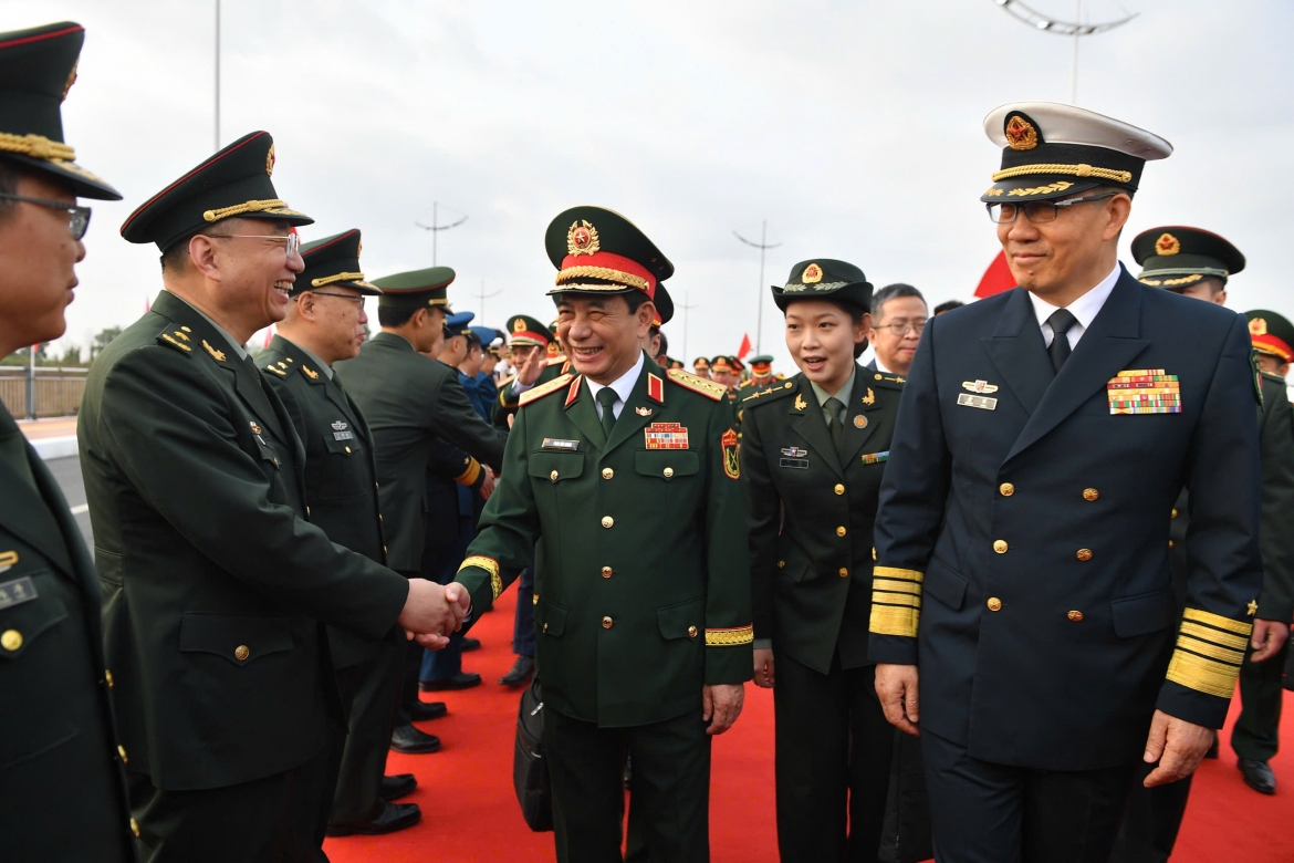 Bộ trưởng Quốc phòng Trung Quốc giới thiệu với Đại tướng Phan Văn Giang thành viên đoàn đại biểu của Trung Quốc.