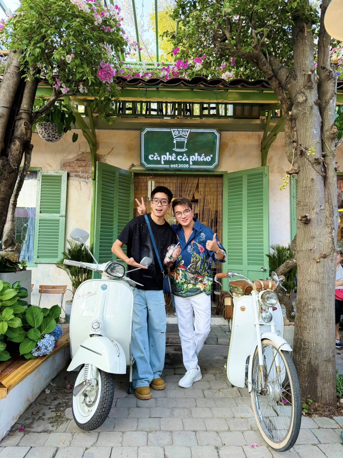 Đàm Vĩnh Hưng chăm chỉ cập nhật hình ảnh tại quán café mới mở, cho thấy độ “chịu chơi” và gu thẩm mỹ riêng trong kinh doanh.