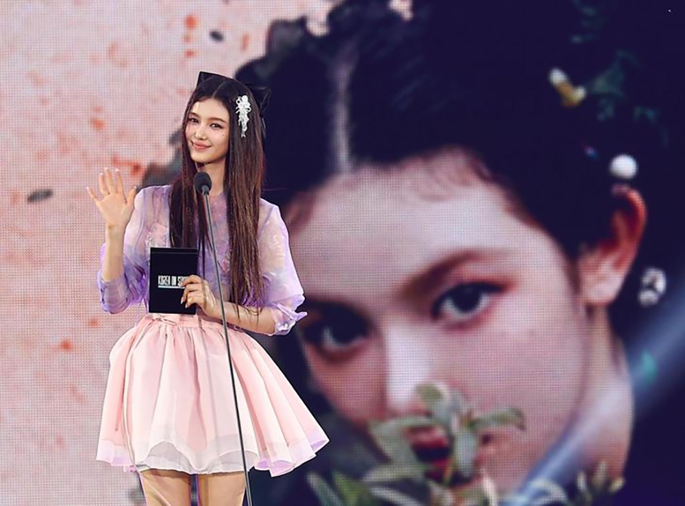 Danielle, cựu thành viên nhóm nhạc nữ K-pop NewJeans, dẫn chương trình sự kiện "2024 Korea on Stage: New Generation" tại Seoul. (Ảnh: Newsis)